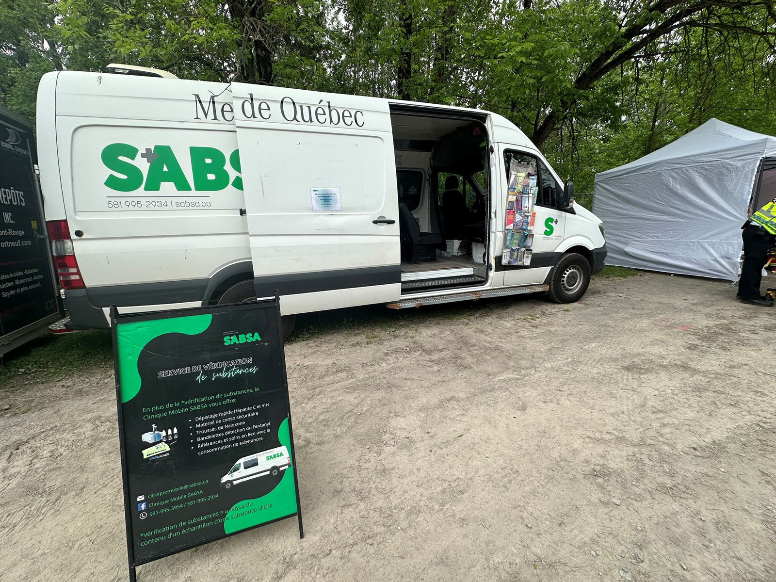 Clinique mobile de SABSA, le van ainsi que le panneau indiquant les services proposés.