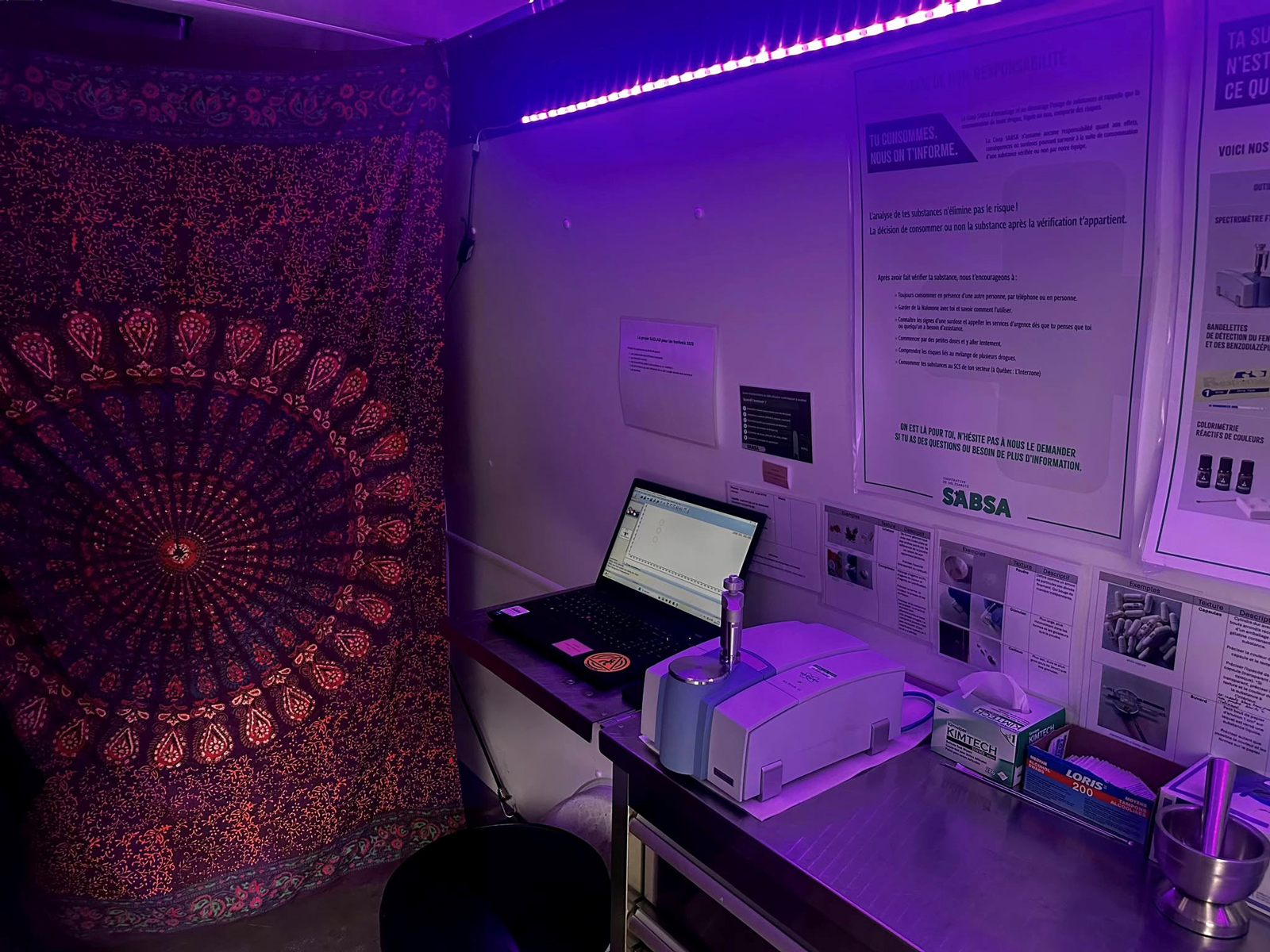 Disposition de l’analyse de substances à l’intérieur de la clinique mobile.